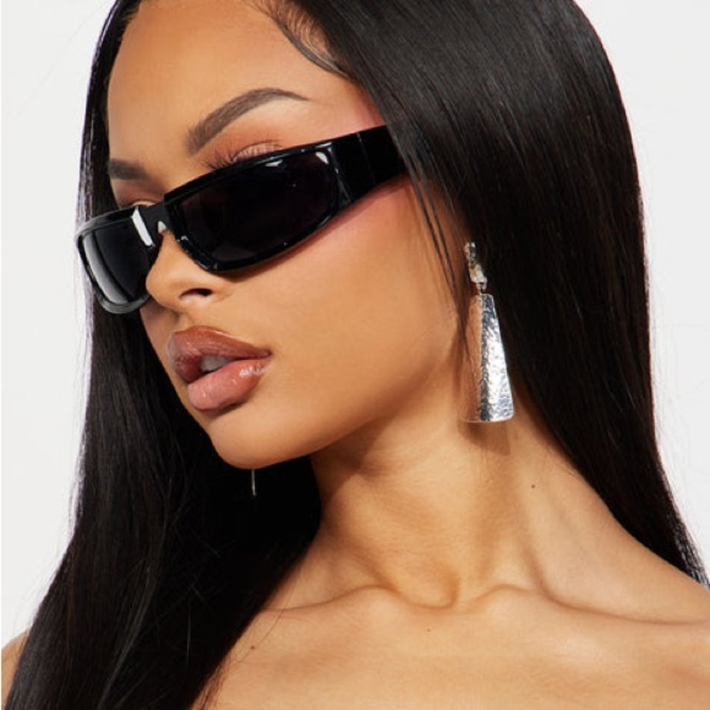 Fashion nova Got You Wrapped Around Sunglasses - Black